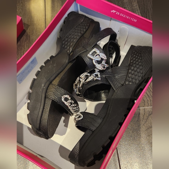 Black flat sandals - Picture 3 of 8